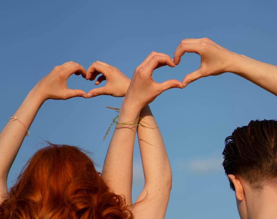 Frau schaut in leuchtende Box